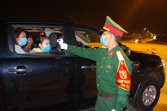 Lực lượng kiểm soát dịch đo thân nhiệt những người đến địa phận Hải Phòng.